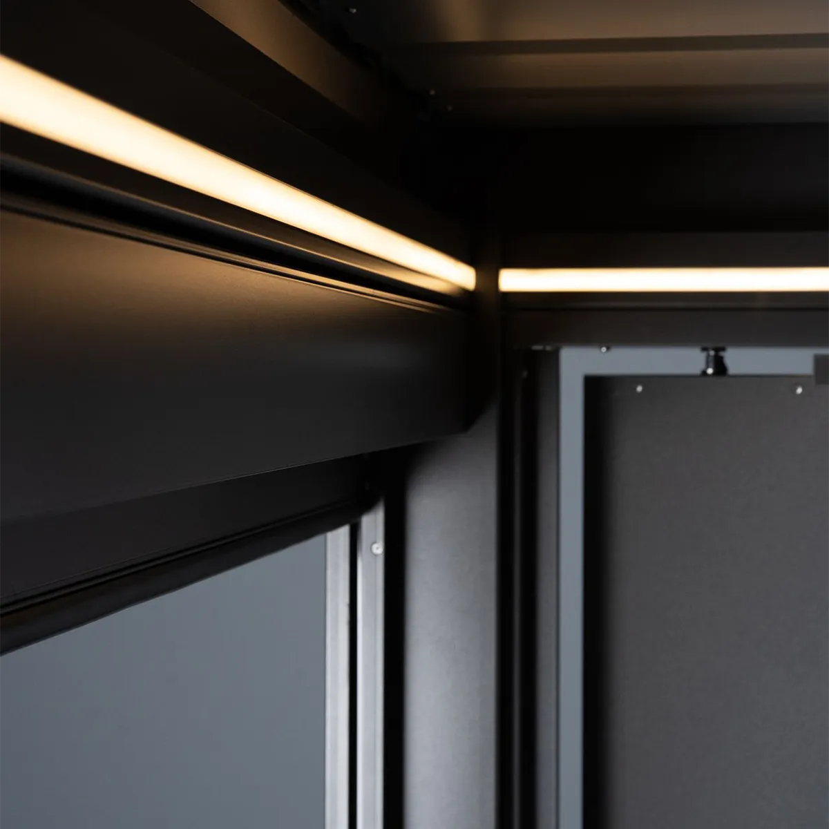 Éclairage de LED réglableble sous toit de pergola